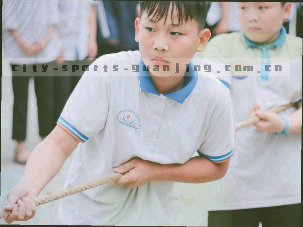 夜间城市球场看台灯光与草坪的低角度广角画面