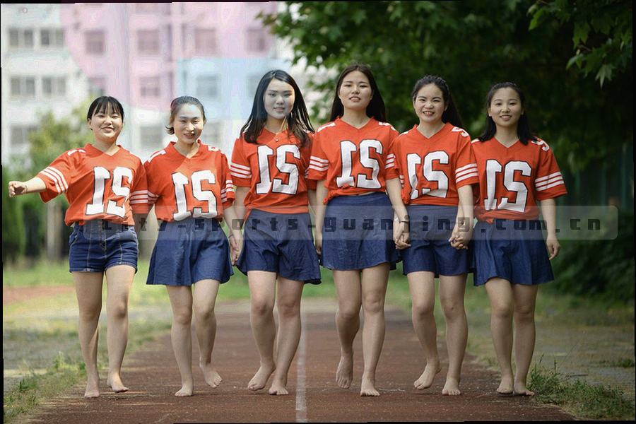 夜间球场服务台与灯带光影的局部画面，画面中没有可辨认的人物面部